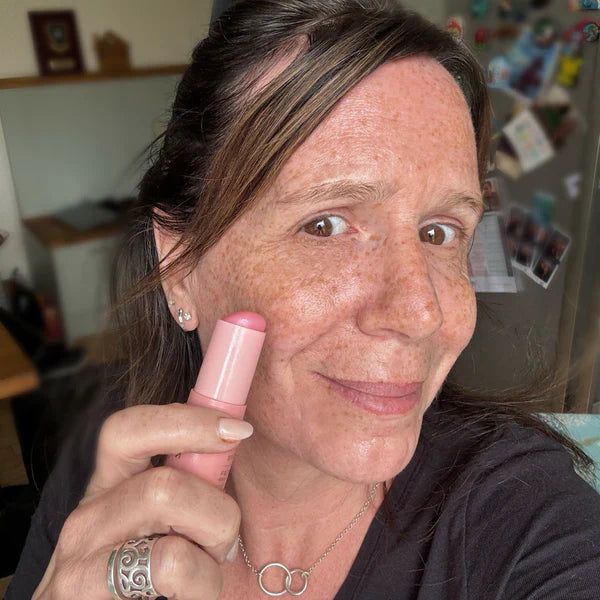 Femme utilisant le Pure Collagen Wand Olvera